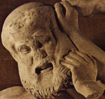 Donna lapita che si difende da un centauro (Museo di Olimpia)